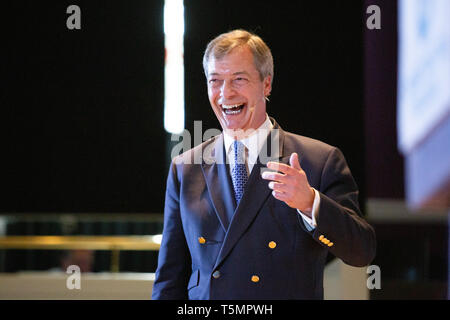 Nigel Farage parlando al partito Brexit Rally svoltasi a Albert Hall Conference Centre, Nottingham. Foto Stock