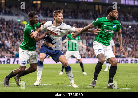 Londra, Inghilterra - 23 aprile: Fernando Llorente del Tottenham Hotspur e Yves Bissouma e Jürgen Locadia di Brighton & Hove Albion durante il match di Premier League tra Tottenham Hotspur e Brighton & Hove Albion a Tottenham Hotspur Stadium il 23 aprile 2019 a Londra, Regno Unito. (Foto di Sebastian Frej/MB Media) Foto Stock