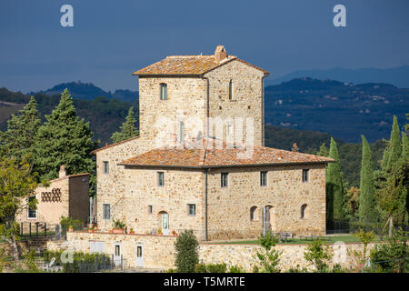 Pietra tradizionale casa colonica circondata da un paesaggio in Chianti, vicino a Panzano,Toscana,l'Italia,l'Europa Foto Stock