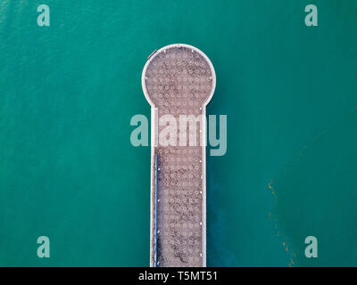 Vista aerea del piccolo molo su teal acqua di mare Foto Stock