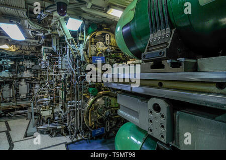 Il siluro camera con Mk 48 ADCAP siluri, sulla centrale nucleare-powered flotta di missili balistici sommergibile USS Ohio (SSBN-726/SSGN-726). Foto Stock