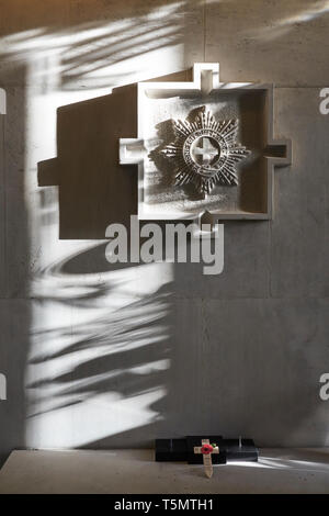 Il Honi Soit Qui Mal Y Pense scultura in pietra nelle protezioni' Cappella, vicino a Buckingham Palace, London, Regno Unito Foto Stock