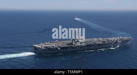 La marina spagnola Alvaro de Bazan-class frigate ESP Mendez Nunez si stacca dall'U.S. Nimitz Navy-class portaerei USS Abraham Lincoln come esso transita nello Stretto di Gibilterra, entrando nel Mare Mediterraneo 13 aprile 2019 al largo della costa della Spagna. Foto Stock