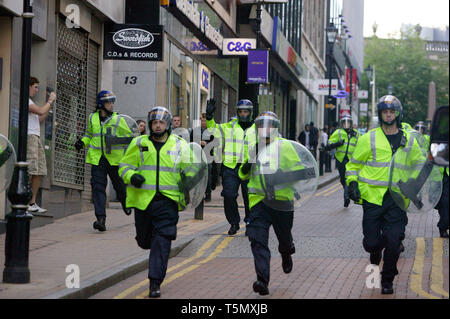 Polizia per le strade durante una manifestazione di protesta chiamato dalla difesa inglese League. Birmingham. 08/08/2009 Foto Stock