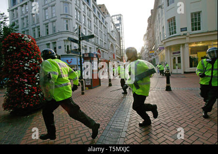Polizia per le strade durante una manifestazione di protesta chiamato dalla difesa inglese League. Birmingham. 08/08/2009 Foto Stock