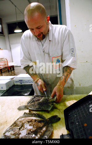 Sfilettatura sogliola di Dover nel pesce sezione di Birmingham mercato all'ingrosso. 12/10/2007 Foto Stock