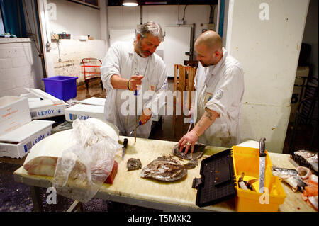 Sfilettatura sogliola di Dover nel pesce sezione di Birmingham mercato all'ingrosso. 12/10/2007 Foto Stock