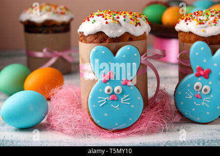 Pasqua conigli divertenti, fatti in casa dipinte di biscotti di panpepato in smalto e torte di Pasqua, uova colorate per un luminoso vacanze di primavera Foto Stock