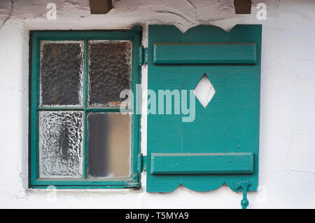 Chiusura del finestrino e otturatore decorativi di stile spagnolo edificio nel centro storico di La Plaza del distretto di Palm Spring, California USA Foto Stock