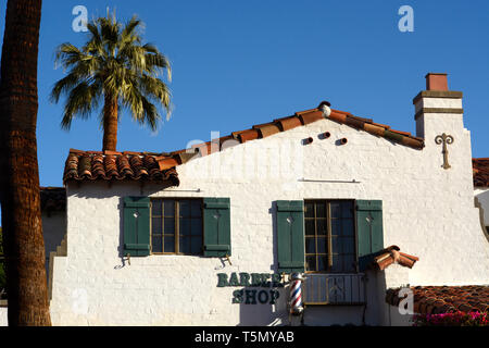 Di stile Spagnolo edificio nel centro storico di La Plaza del distretto di Palm Spring, California USA Foto Stock