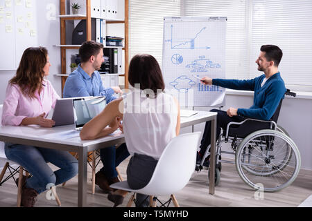 Disattiva il giovane imprenditore dando la presentazione al suo collega Foto Stock