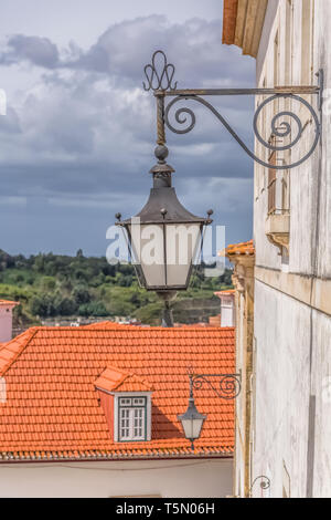 Coimbra / Portogallo - 04 04 2019 : vista del pubblico retrò lampione in strada della città di Coimbra, Portogallo Foto Stock