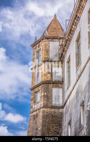 Coimbra / Portogallo - 04 04 2019 : vista posteriore della costruzione del Palazzo Reale "Paço Real' con torre, appartenente all'Università di Coimbra, Portog Foto Stock