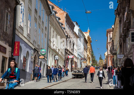 Zagabria, Croazia - aprile, 2018: la gente del posto e i turisti a piedi di una bellissima strada con antiche case nella città di Zagabria chiamato Radiceva ulica Foto Stock