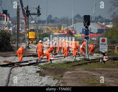 Banda di lavoratori ferroviari che sostituisce la pista di segnalazione, Lowestoft, Suffolk, Regno Unito Foto Stock