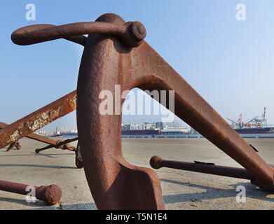 Grande rusty boa incrostati di ancoraggio con cirripedi Foto Stock