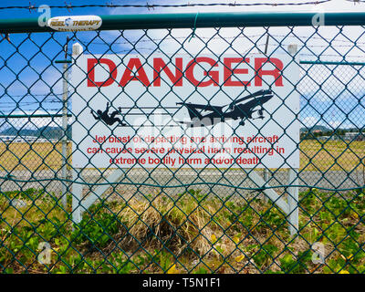 La principessa Juliana, Saint Martin, Francia, 2015 - segno di pericolo - e la recinzione in aeroporto Foto Stock