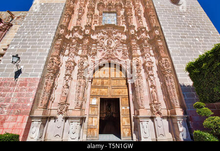 Ingresso del Templo de San Francisco (San Francisco tempio) nel centro storico della città di San Miguel De Allende Foto Stock