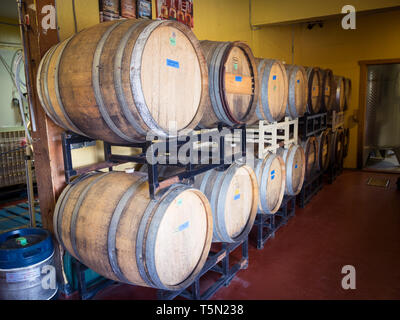 Bevande alcoliche distillate in botti di rovere a Merridale Cidery e distilleria in ciottoli Hill, Cowichan Valley, British Columbia, Canada. Foto Stock