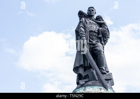 Guerra sovietica Memorial (Treptower Park). Il soldato-liberator monumento. Berlino. Germania Foto Stock