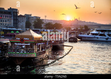 ISTANBUL, Turchia - 23 Maggio 2016: i pescatori barca ristorante producono famosi pesci panini vicino al Ponte di Galata, Istanbul, Turchia Foto Stock