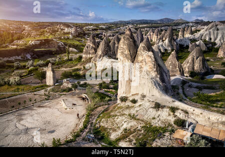 Cavalli nei pressi di tufo formazione geologica denominata Camini di Fata a sunrise in Cappadocia, Turchia Foto Stock