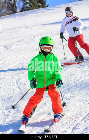 Sci alpino su perfetto pendenza preparato Foto Stock