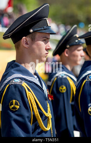 Russia, Nakhodka, 05/09/2017. Ritratto di coraggiosa marinaio militare in uniforme di parata sulla sfilata annuale Giornata della vittoria il 9 maggio. La vittoria di URSS su Foto Stock