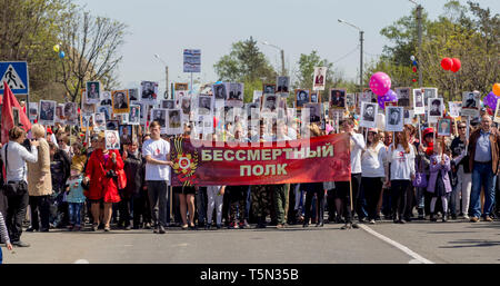 Russia, Nakhodka, 05/09/2017. Evento annuale reggimento immortale sulla vittoria di giorno (9 maggio). Persone tengono i ritratti dei parenti dei soldati della Prima Guerra Mondiale 2 e G Foto Stock