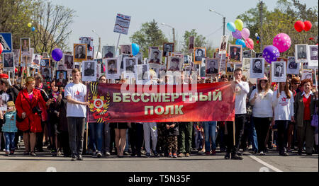 Russia, Nakhodka, 05/09/2017. Evento annuale reggimento immortale sulla vittoria di giorno (9 maggio). Persone tengono i ritratti dei parenti dei soldati della Prima Guerra Mondiale 2 e G Foto Stock