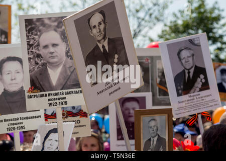 Russia, Nakhodka, 05/09/2017. Ritratti di soldati morti della Grande Guerra Patriottica tra Unione sovietica e la Germania nazista. Evento annuale reggimento immortale su Victo Foto Stock