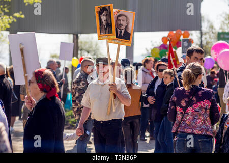 Russia, Nakhodka, 05/09/2017. L'uomo contiene ritratti dei suoi parenti, soldati morti della Grande Guerra Patriottica 1941-1945 tra Unione sovietica e la Germania nazista. Annu Foto Stock