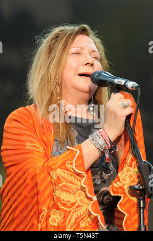 Norvegese, Sami musicista, Marie Boine effettuando al Womad Festival, Charlton Park di Malmesbury, Regno Unito, 25 Luglio 2014 Foto Stock