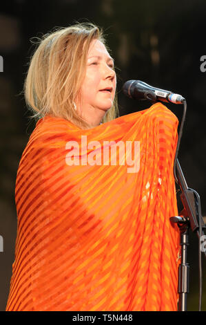 Norvegese, Sami musicista, Marie Boine effettuando al Womad Festival, Charlton Park di Malmesbury, Regno Unito, 25 Luglio 2014 Foto Stock