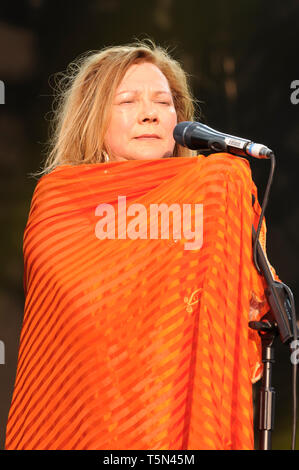 Norvegese, Sami musicista, Marie Boine effettuando al Womad Festival, Charlton Park di Malmesbury, Regno Unito, 25 Luglio 2014 Foto Stock