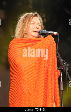 Norvegese, Sami musicista, Marie Boine effettuando al Womad Festival, Charlton Park di Malmesbury, Regno Unito, 25 Luglio 2014 Foto Stock