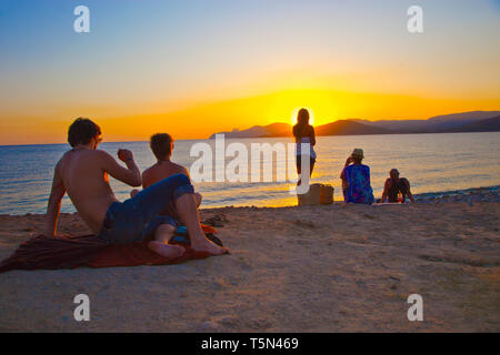 Il ristorante Cap des Falco. Spiaggia di Es Codolar. Parco Naturale di Ses Salines. Giovani godendo del tramonto. Ibiza. Isole Baleari. Spagna Foto Stock