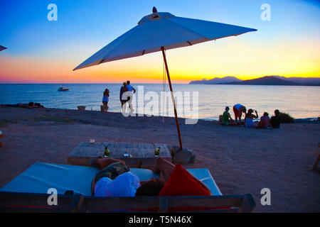 Il ristorante Cap des Falco. Spiaggia di Es Codolar. Parco Naturale di Ses Salines. Giovani godendo del tramonto. Ibiza. Isole Baleari. Spagna Foto Stock