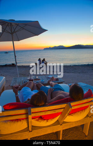 Il ristorante Cap des Falco. Spiaggia di Es Codolar. Parco Naturale di Ses Salines. Giovani godendo del tramonto di Ibiza. Isole Baleari. Spagna Foto Stock