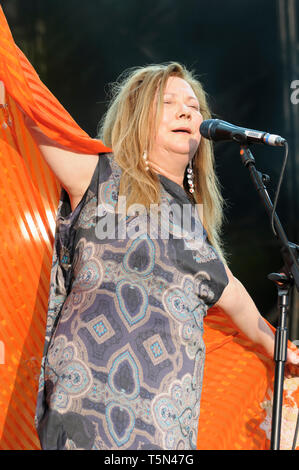 Norvegese, Sami musicista, Marie Boine effettuando al Womad Festival, Charlton Park di Malmesbury, Regno Unito, 25 Luglio 2014 Foto Stock