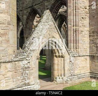 Il restaurato rovine di Tintern Abbey, Monmouthshire, Wales, Regno Unito Foto Stock
