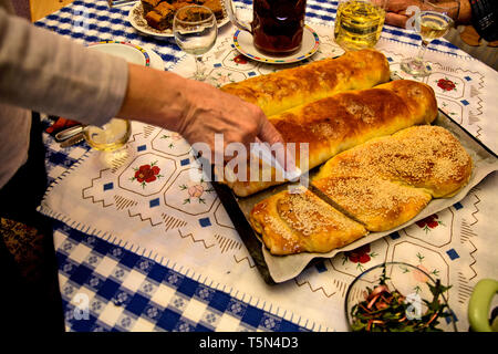 Torte fatte in casa posta su un tavolo con le altre specialità. Gli ospiti sono in attesa di prendere dei luoghi. Foto Stock