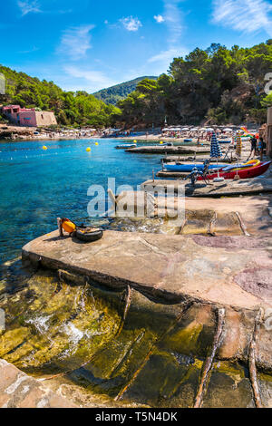 Cala Salada Beach. Sant Antoni de Portmany comune. Isola di Ibiza. Le Baleari. Isole. Spagna Foto Stock