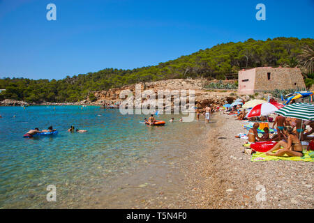 Gruppo di persone sulla spiaggia. Cala Salada beach. Santa Agnés de Corona. Ibiza. Isole Baleari. Spagna. Foto Stock