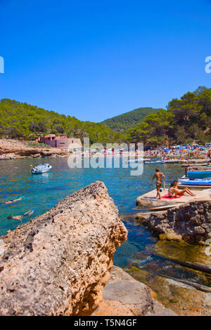 Cala Salada beach. Santa Agnés de Corona. Ibiza. Isole Baleari. Spagna. Foto Stock