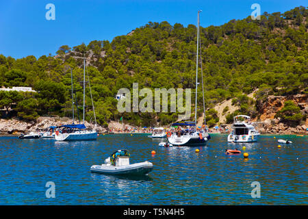 Cala Salada beach. Santa Agnés de Corona. Ibiza. Isole Baleari. Spagna. Foto Stock