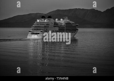 Foto in bianco e nero della nave da crociera, Seabourn Ovation, navigazione attraverso il Lauksundet, vicino a Skjervøy, a nord del Circolo Polare Artico, Norvegia. Foto Stock