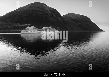 Foto in bianco e nero della nave da crociera, Seabourn Ovation, navigazione attraverso il Lauksundet, vicino a Skjervøy, a nord del Circolo Polare Artico. Norvegia. Foto Stock