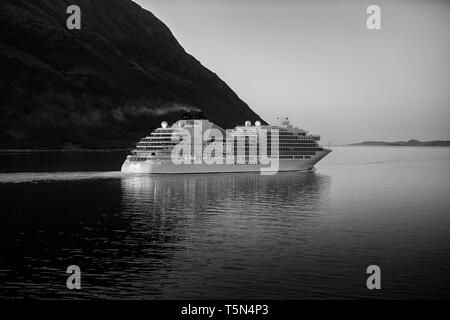 Foto in bianco e nero della nave da crociera, Seabourn Ovation, in corso attraverso il Lauksundet, vicino a Skjervøy, a nord del Circolo Polare Artico, Norvegia. Foto Stock