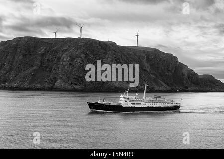 Foto in bianco e nero della storica nave Hurtigruten, MS Lofoten, Vela in direzione nord fino al di sopra del norvegese a nord del circolo polare artico, Norvegia. Foto Stock